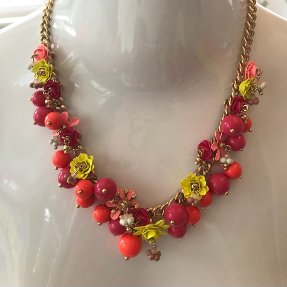 Colorful necklace that gives any outfit a boost!